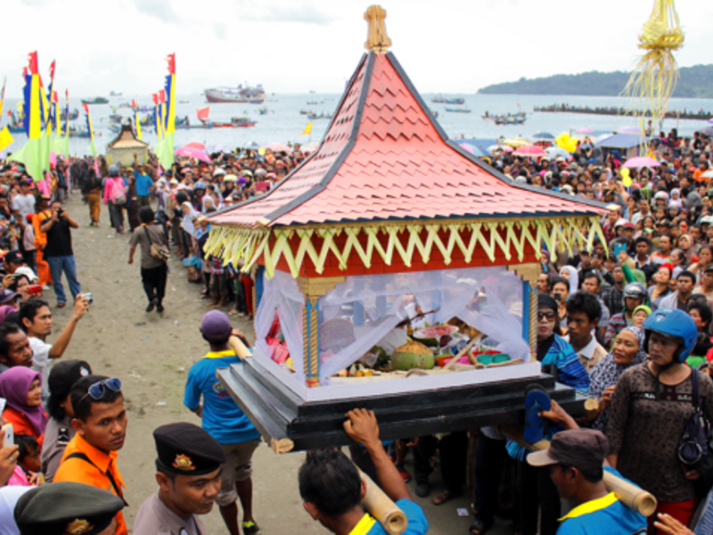 Bukan Pertentangan, Melainkan Keseimbangan:  Akulturasi Tradisi dan Agama dalam Sedekah Laut di Cilacap