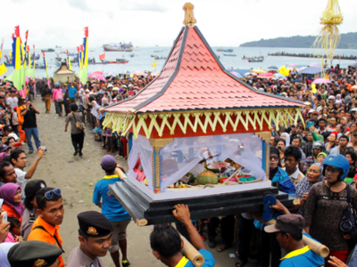 Bukan Pertentangan, Melainkan Keseimbangan:  Akulturasi Tradisi dan Agama dalam Sedekah Laut 