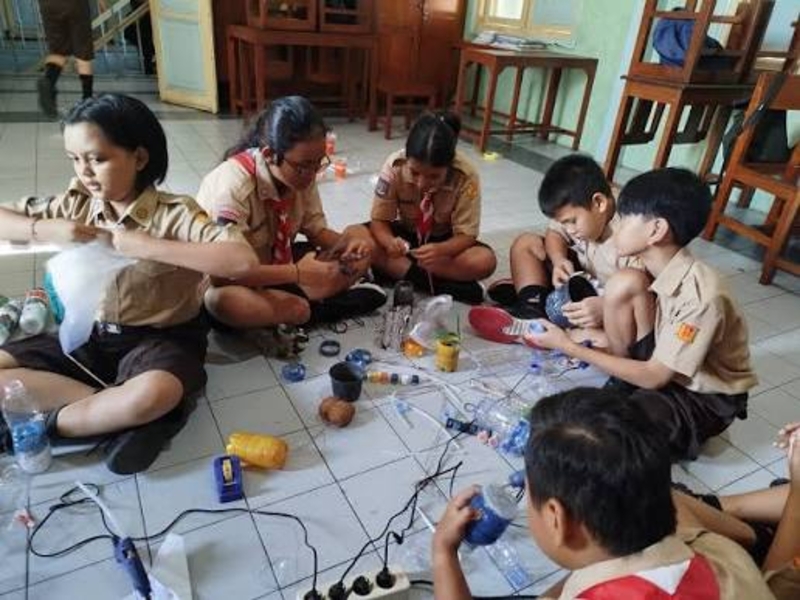 Gotong Royong Ala Sunda Menghidupkan Nilai Sabilulungan dalam Pembelajaran