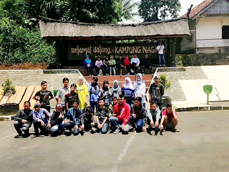 KAMPUNG NAGA SEBAGAI RUANG BELAJAR NILAI-NILAI TRADISI BAGI GENERASI MASA KINI DALAM UPAYA MEMPERKUAT IDENTITAS BUDAYA DI ERA MODERN