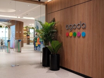 Layanan call center reschedule/refund AGODA         