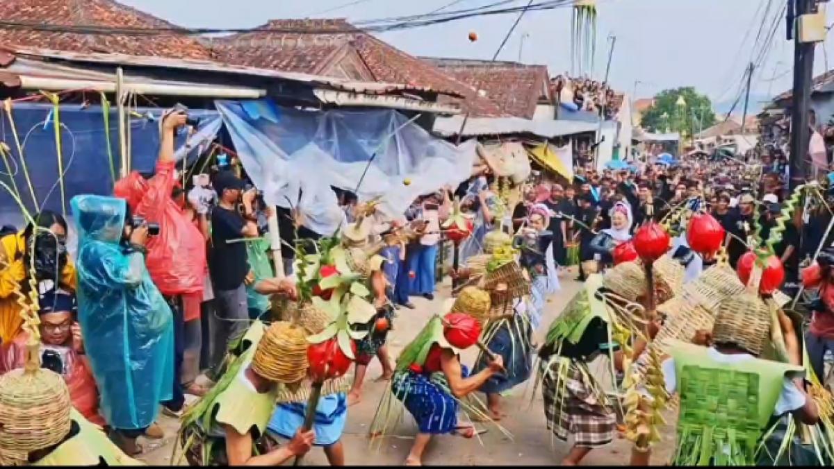 Meriahnya Rempug Tarung Adu Tomat 2026: Tradisi Lembang yang Kembali Digelar
