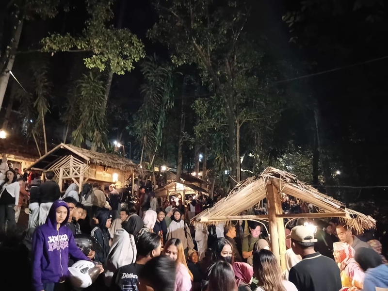 Nyawang Bulan: Tradisi Purnama di Kasepuhan Bunisari Bandung