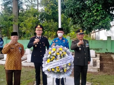 Tradisi Ziarah dan Penghormatan Kampung  (Pemeliharaan TMP Kampung Pasanggrahan  Cibeber/Cianjur). 